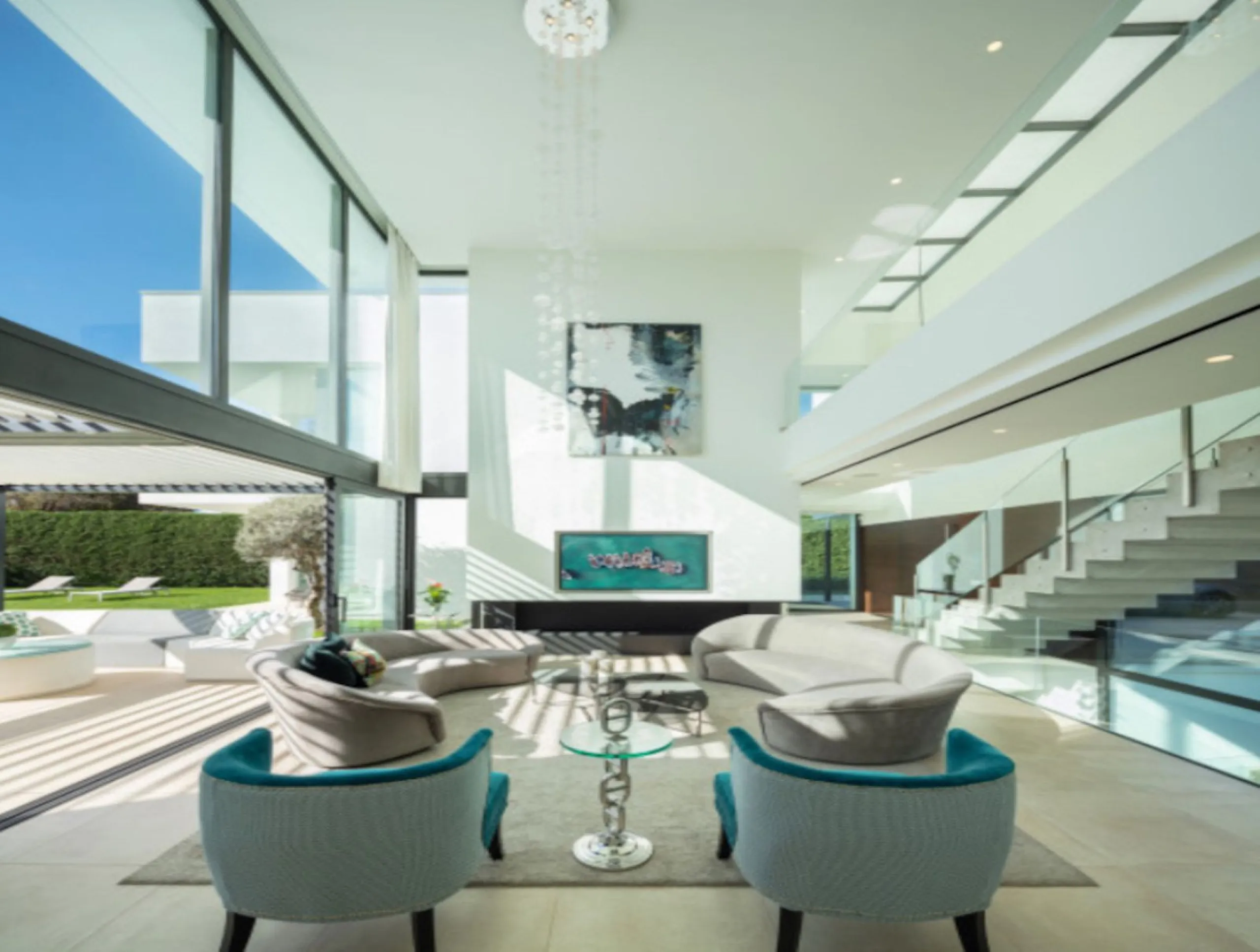 This contemporary villa provides the ultimate in beach side luxury living. Located in the beautiful beachside resort of Puerto Banus, 200 meters walking distance to the beach, close to shops and nightlife of Puerto Banus and short driving distance from Ma