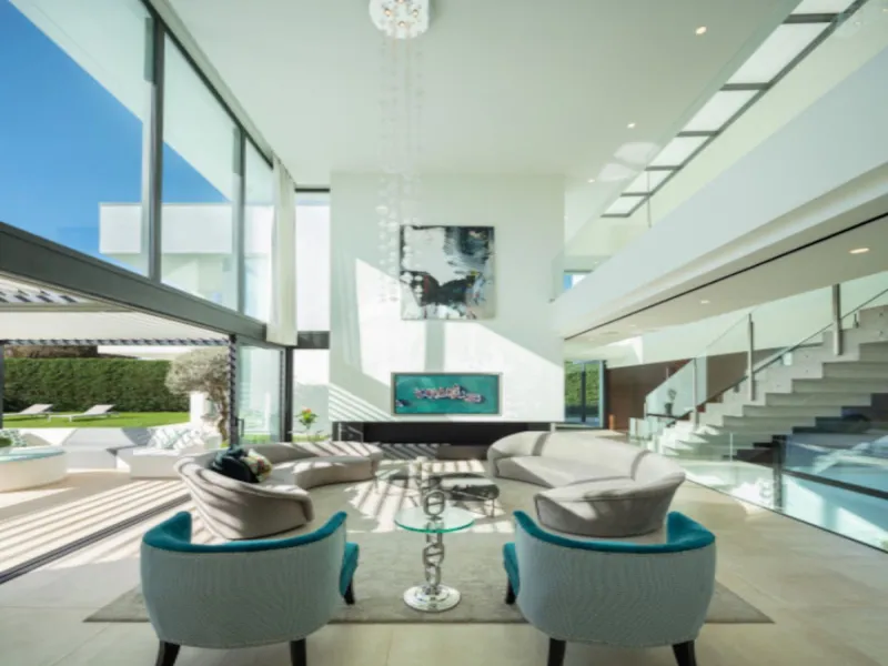 This contemporary villa provides the ultimate in beach side luxury living. Located in the beautiful beachside resort of Puerto Banus, 200 meters walking distance to the beach, close to shops and nightlife of Puerto Banus and short driving distance from Ma