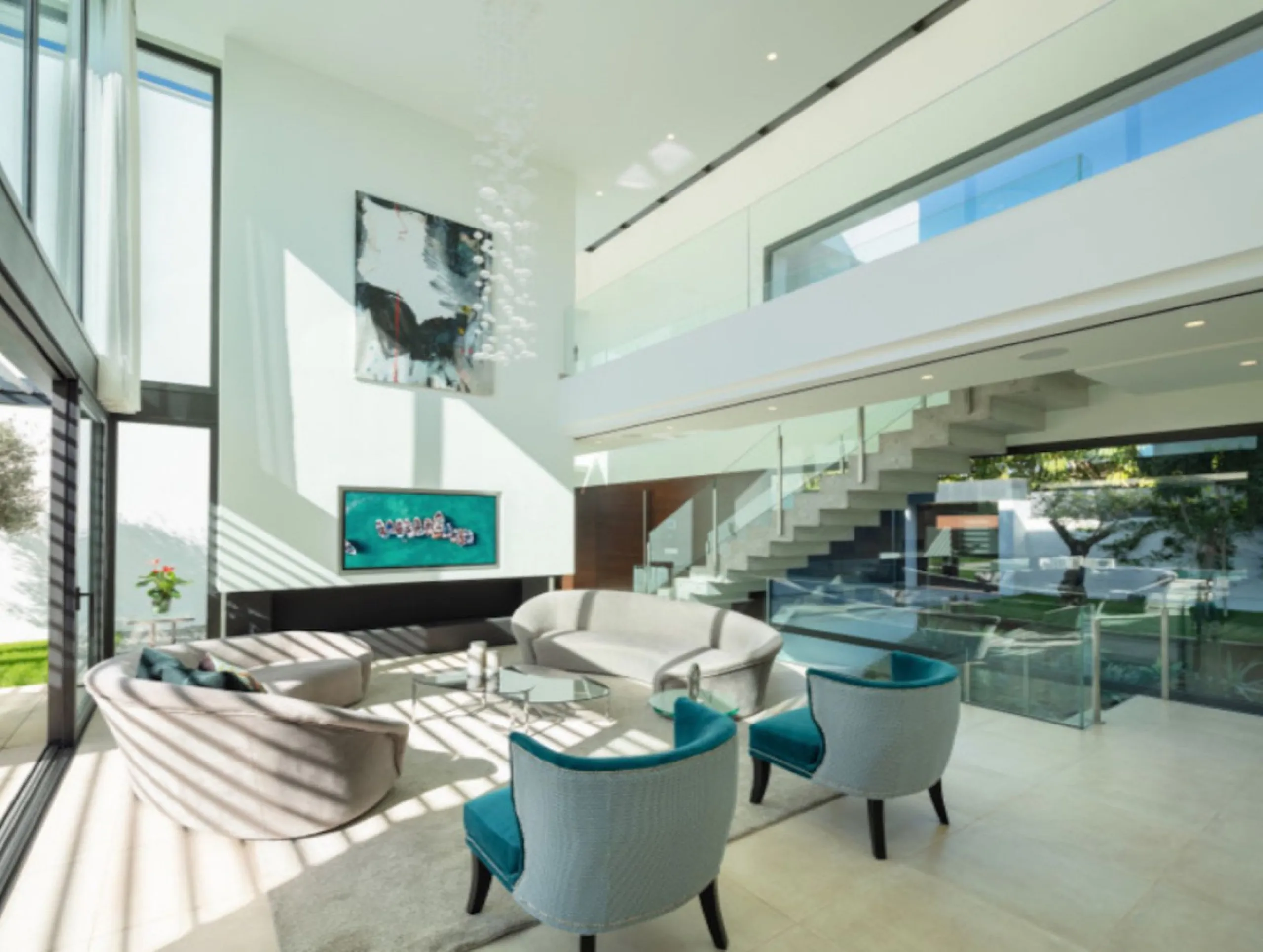 This contemporary villa provides the ultimate in beach side luxury living. Located in the beautiful beachside resort of Puerto Banus, 200 meters walking distance to the beach, close to shops and nightlife of Puerto Banus and short driving distance from Ma