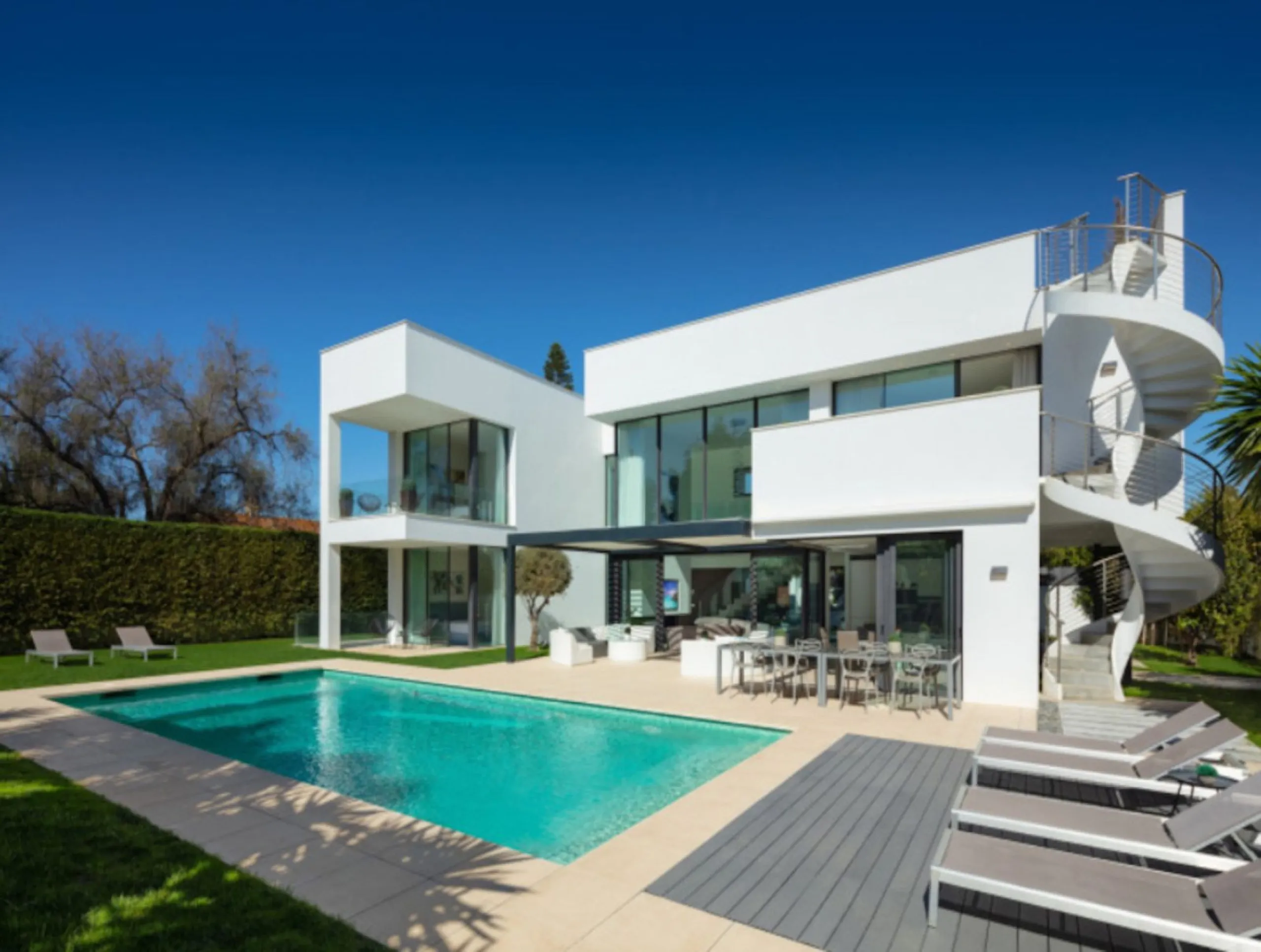 This contemporary villa provides the ultimate in beach side luxury living. Located in the beautiful beachside resort of Puerto Banus, 200 meters walking distance to the beach, close to shops and nightlife of Puerto Banus and short driving distance from Ma