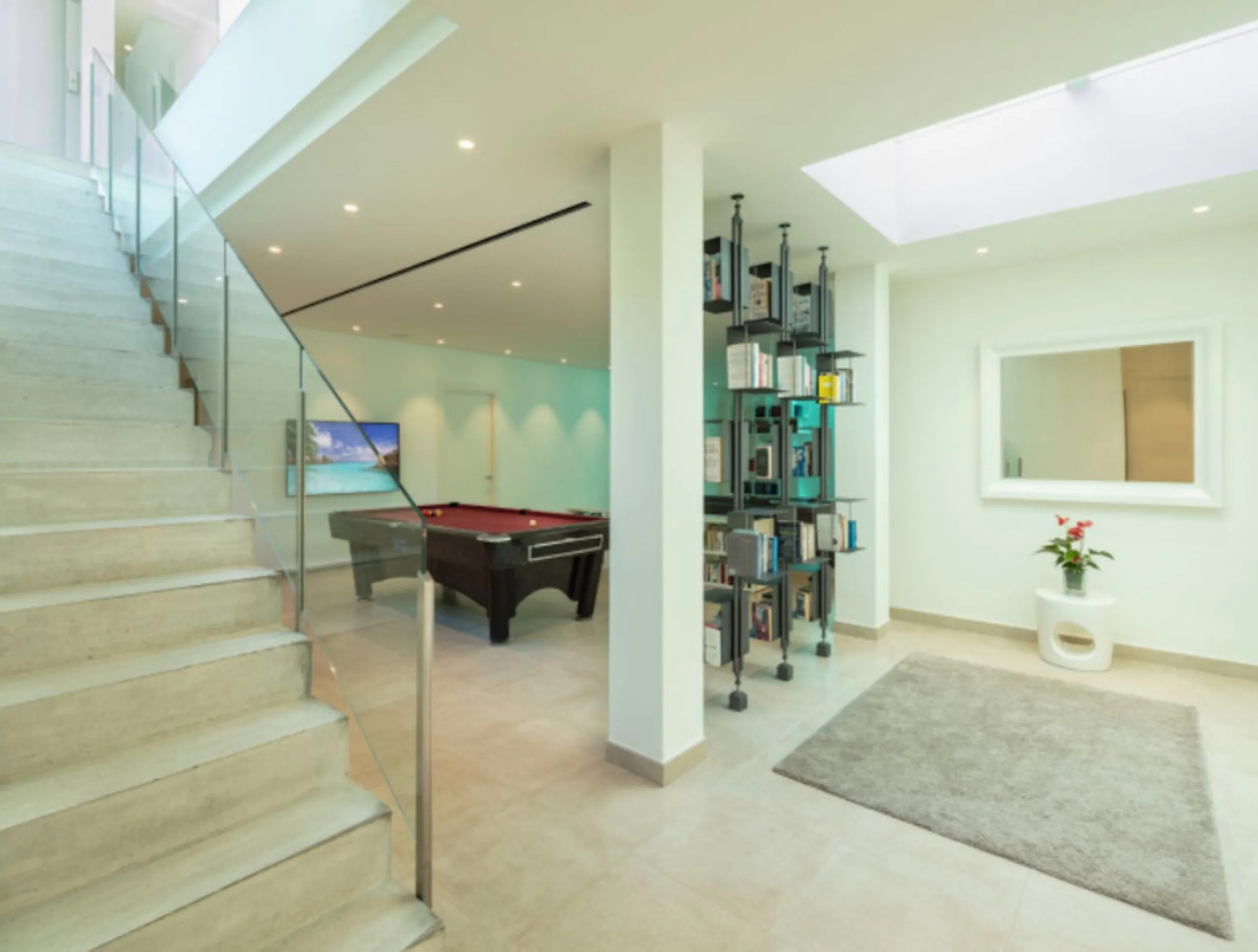 This contemporary villa provides the ultimate in beach side luxury living. Located in the beautiful beachside resort of Puerto Banus, 200 meters walking distance to the beach, close to shops and nightlife of Puerto Banus and short driving distance from Ma
