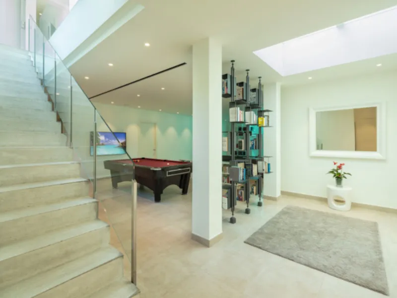 This contemporary villa provides the ultimate in beach side luxury living. Located in the beautiful beachside resort of Puerto Banus, 200 meters walking distance to the beach, close to shops and nightlife of Puerto Banus and short driving distance from Ma