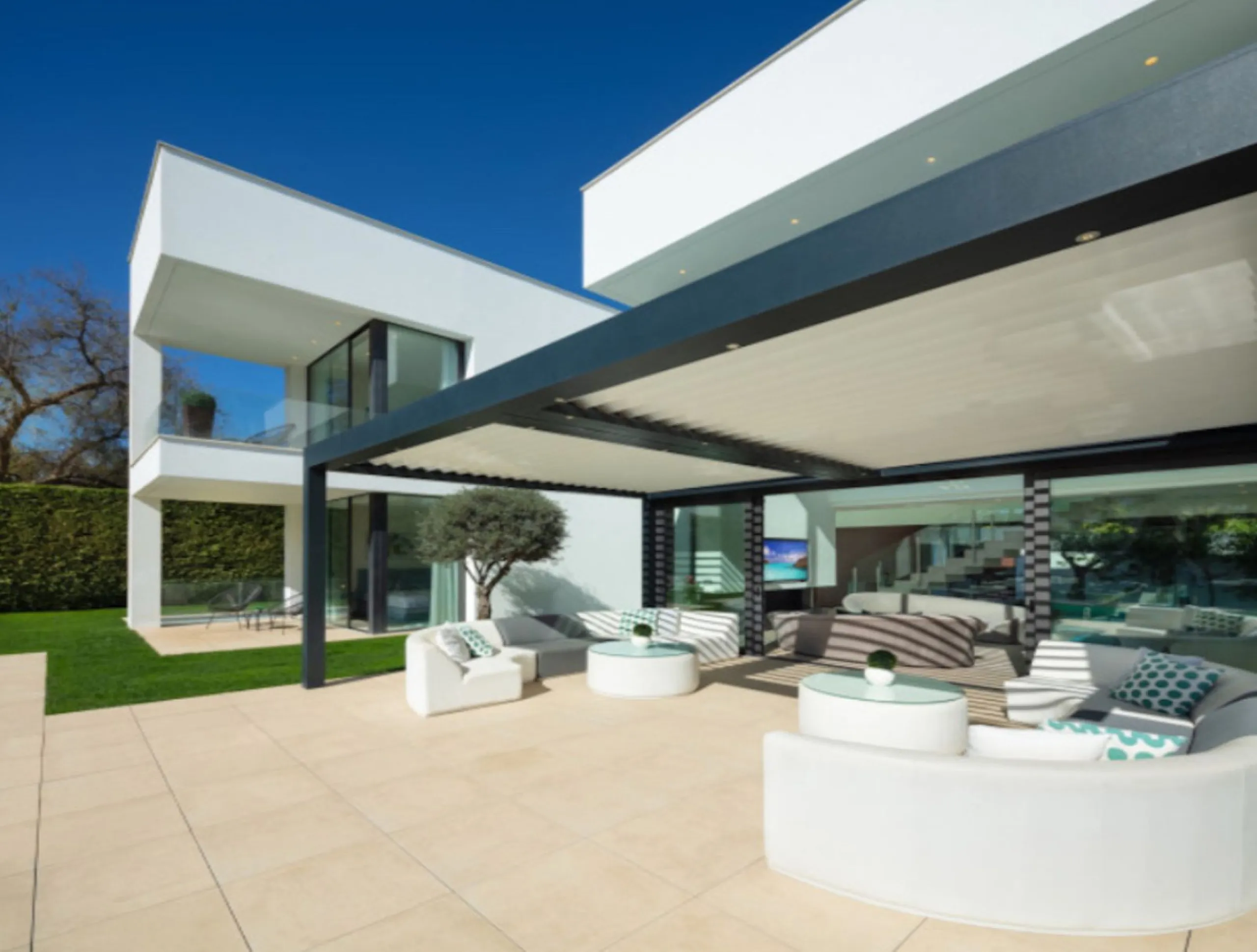 This contemporary villa provides the ultimate in beach side luxury living. Located in the beautiful beachside resort of Puerto Banus, 200 meters walking distance to the beach, close to shops and nightlife of Puerto Banus and short driving distance from Ma