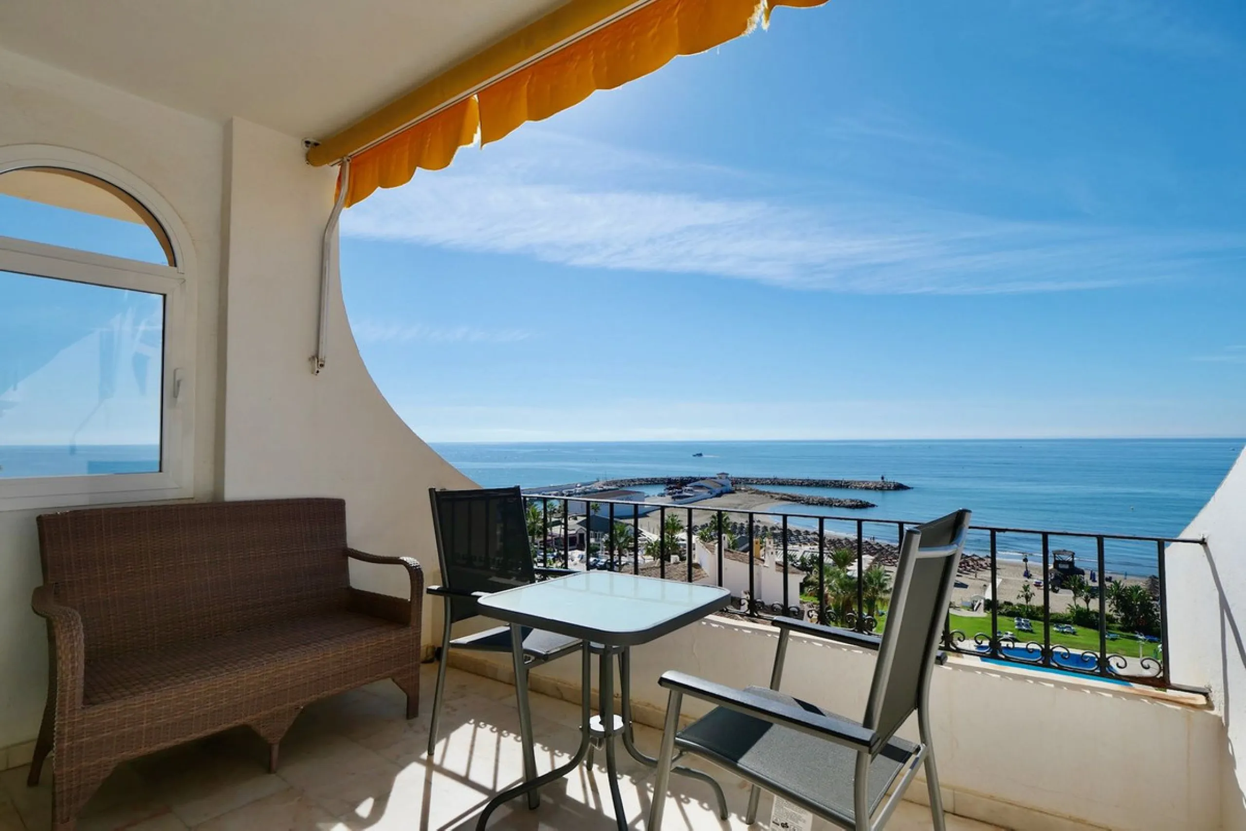 Apartment - Top Floor Apartment в продаже в Marbella, Málaga. В доме 3 спален и 2 ванных комнат. Площадь дома 129 м²