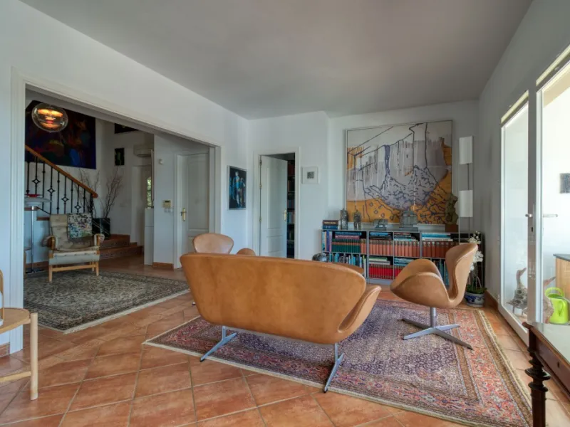 Exclusive Villa with Sea View – Peaceful Location Close to the City