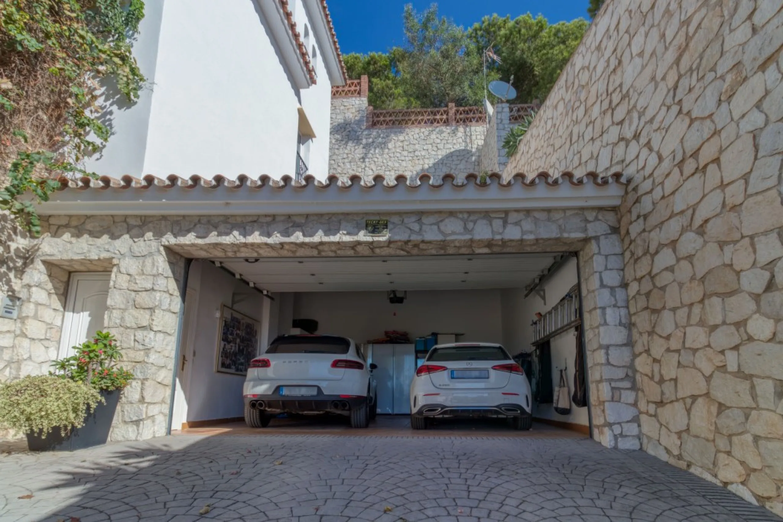Exclusive Villa with Sea View – Peaceful Location Close to the City