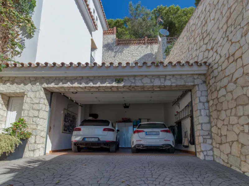 Exclusive Villa with Sea View – Peaceful Location Close to the City