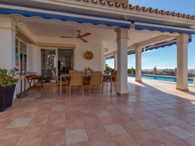 Exclusive Villa with Sea View – Peaceful Location Close to the City