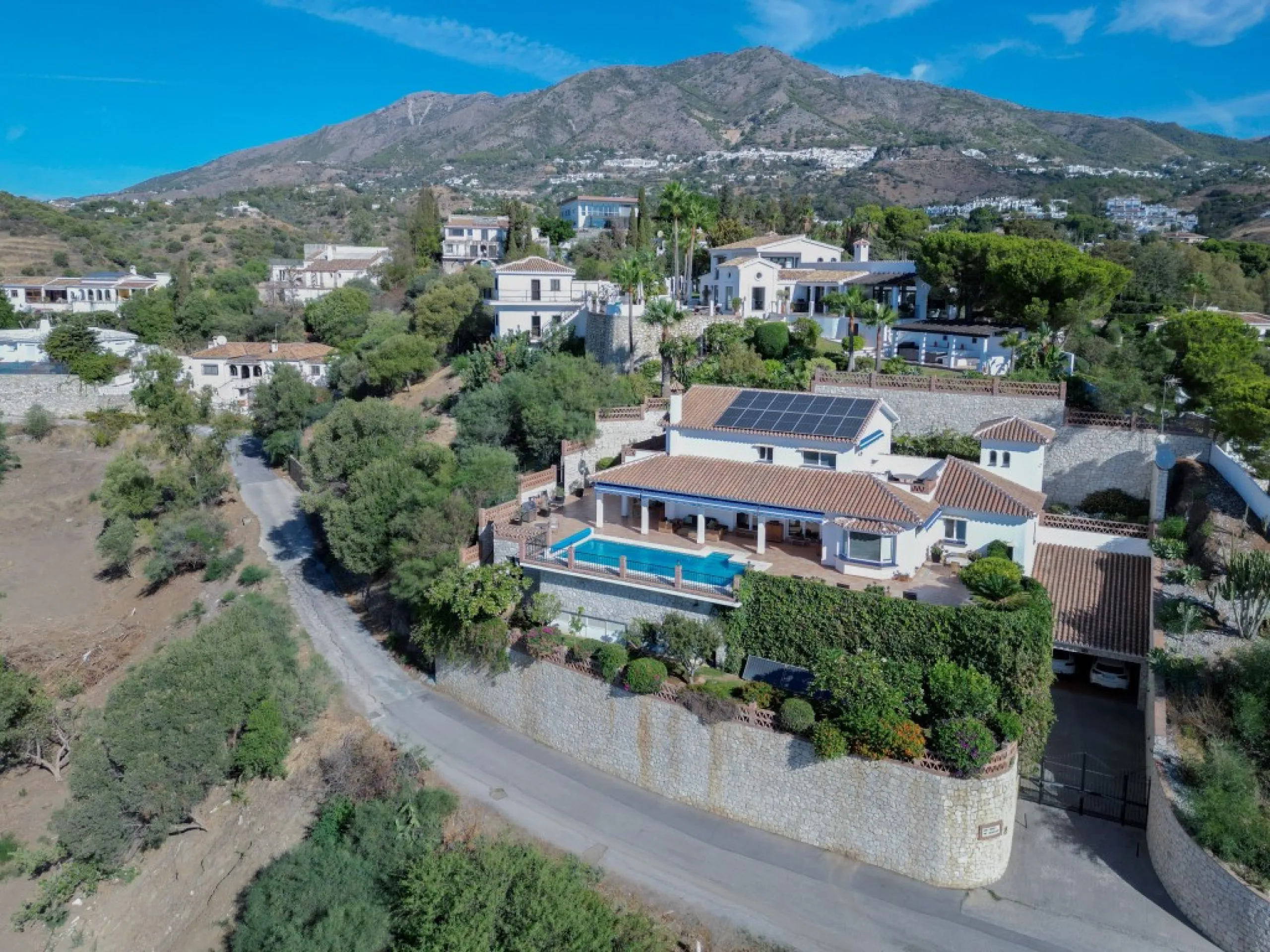 Exclusive Villa with Sea View – Peaceful Location Close to the City