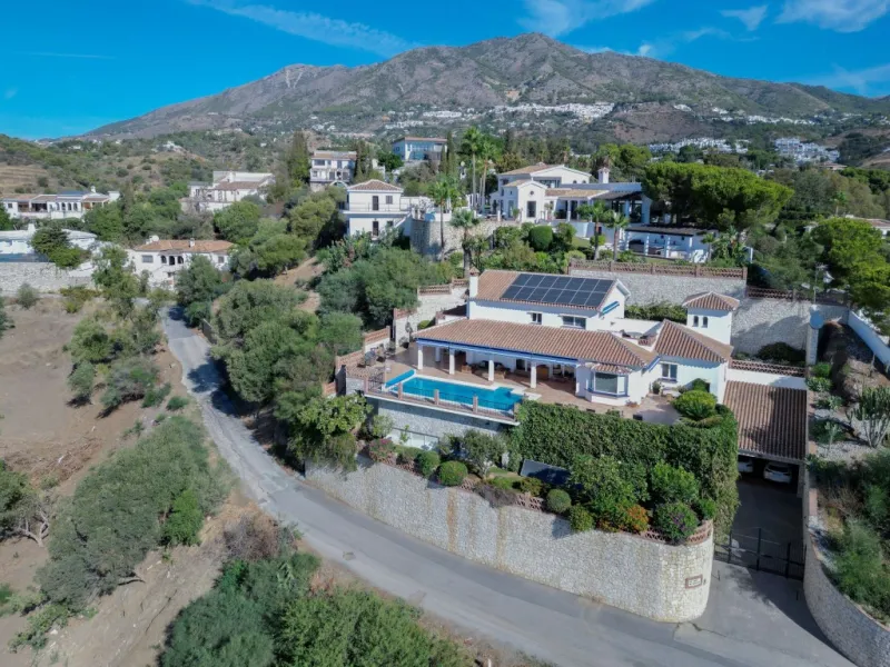 Exclusive Villa with Sea View – Peaceful Location Close to the City
