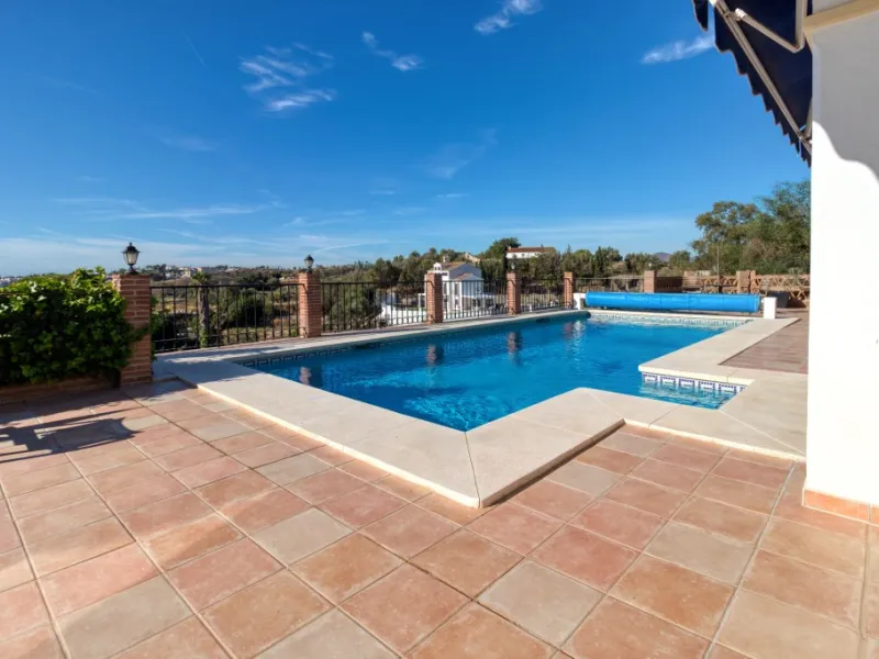 Exclusive Villa with Sea View – Peaceful Location Close to the City