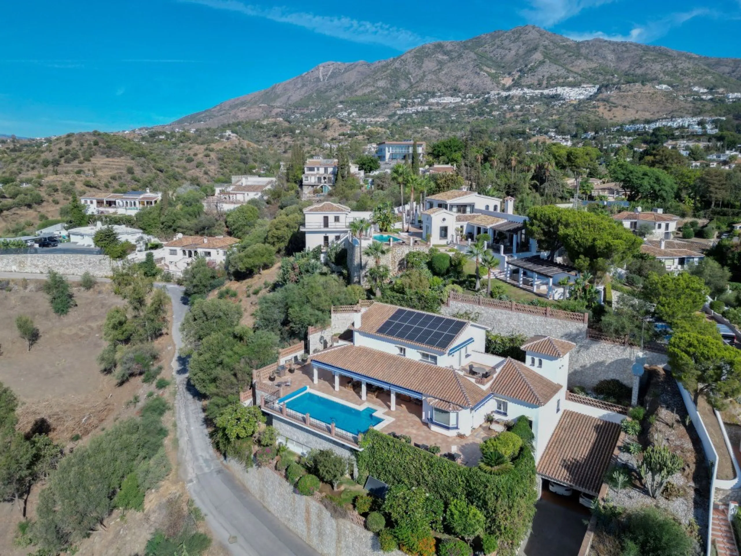 Exclusive Villa with Sea View – Peaceful Location Close to the City
