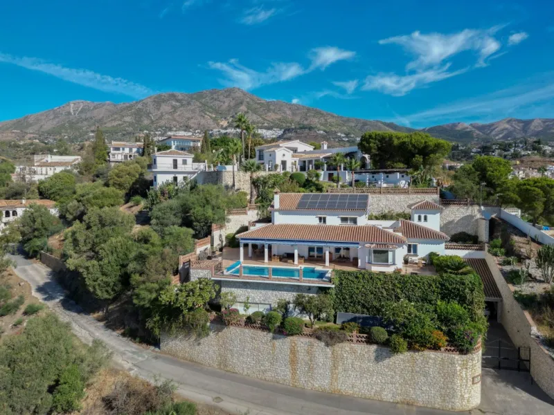 Exclusive Villa with Sea View – Peaceful Location Close to the City