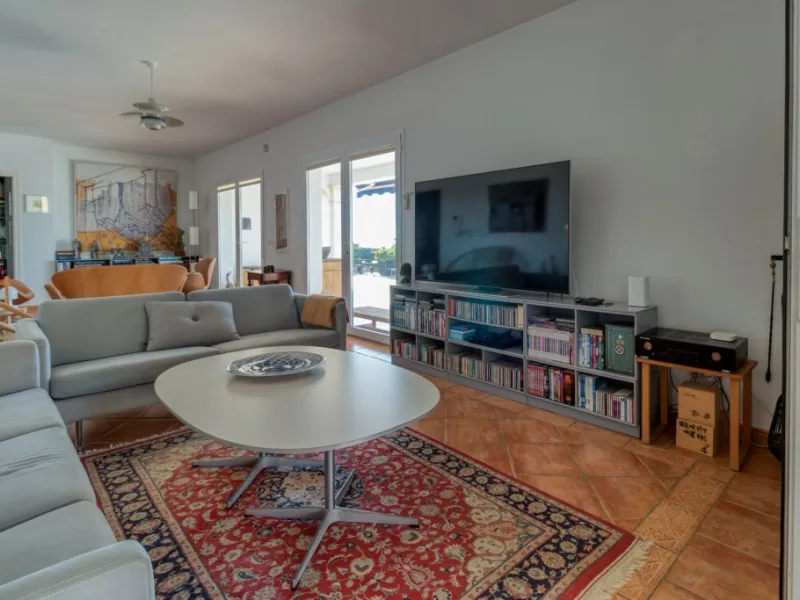 Exclusive Villa with Sea View – Peaceful Location Close to the City