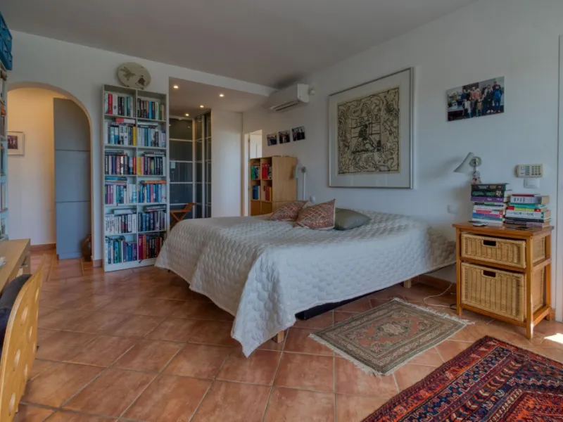 Exclusive Villa with Sea View – Peaceful Location Close to the City
