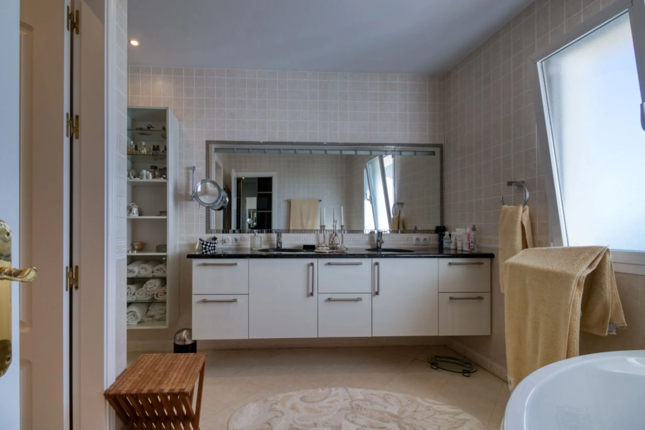 Exclusive Villa with Sea View – Peaceful Location Close to the City
