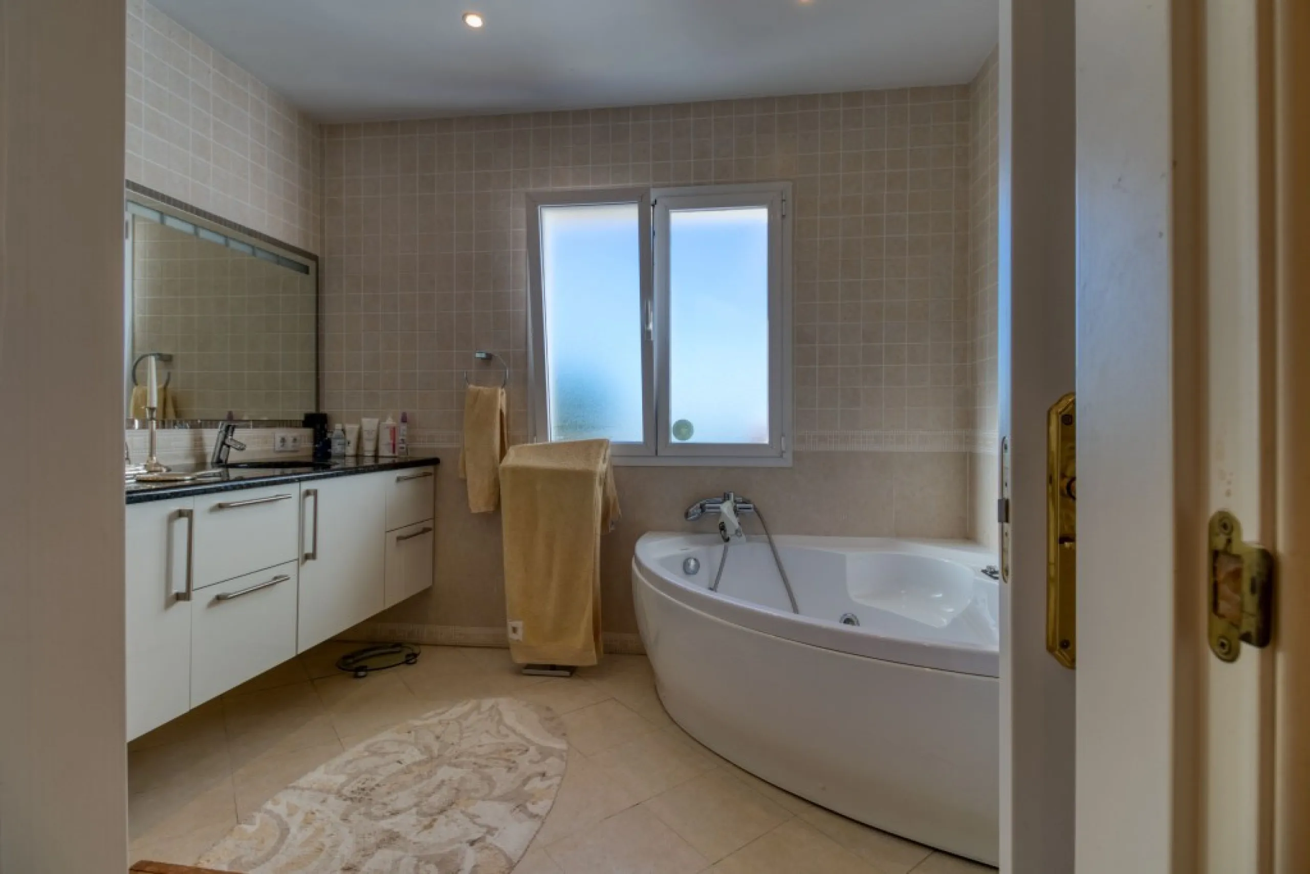 Exclusive Villa with Sea View – Peaceful Location Close to the City