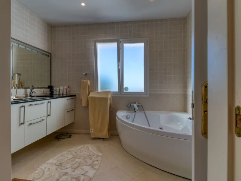 Exclusive Villa with Sea View – Peaceful Location Close to the City