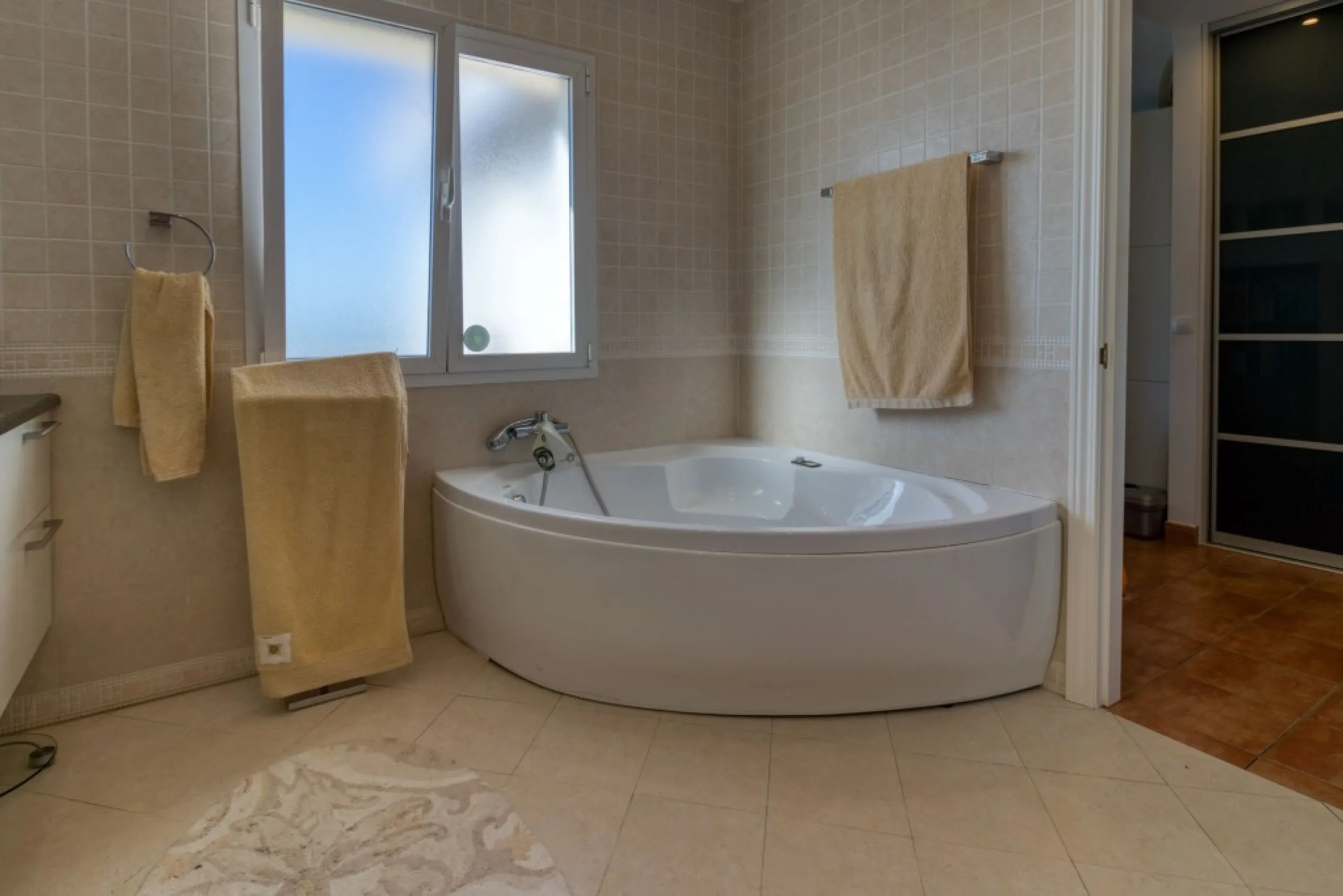 Exclusive Villa with Sea View – Peaceful Location Close to the City