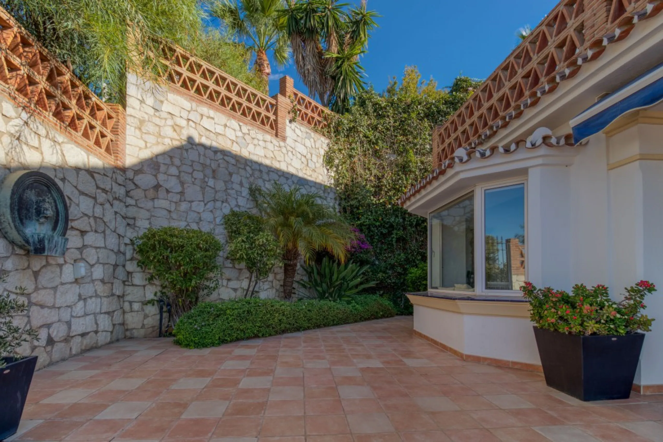 Exclusive Villa with Sea View – Peaceful Location Close to the City