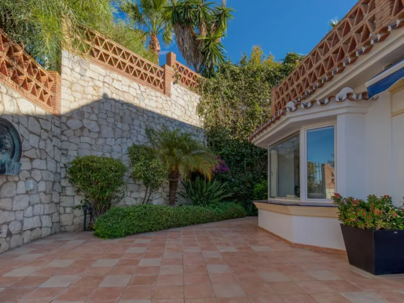 Exclusive Villa with Sea View – Peaceful Location Close to the City