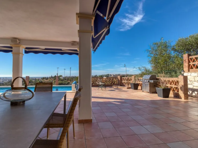 Exclusive Villa with Sea View – Peaceful Location Close to the City