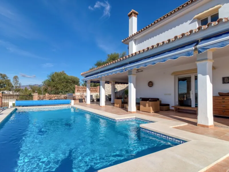 Exclusive Villa with Sea View – Peaceful Location Close to the City