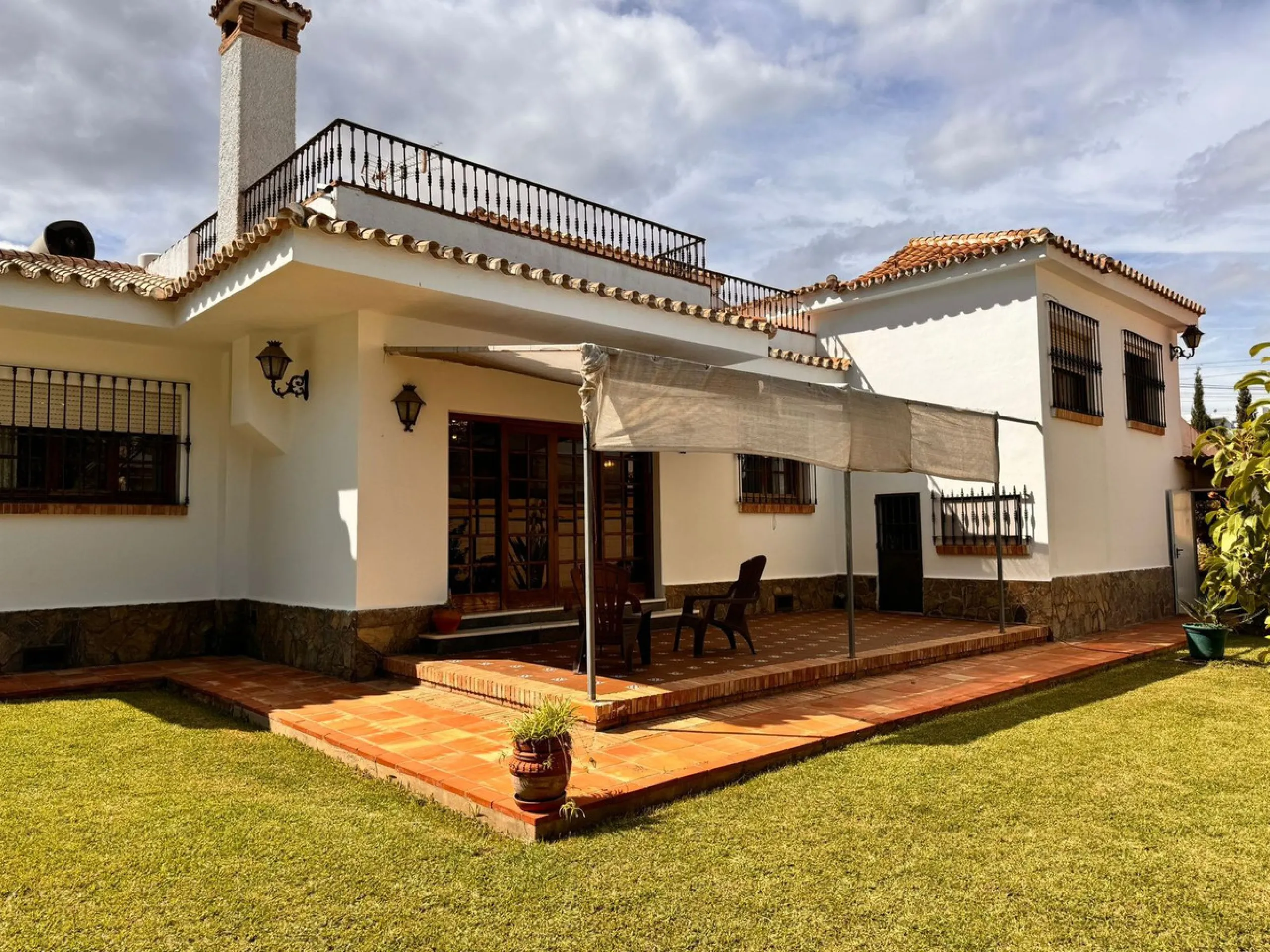 House - Detached Villa в продаже в Churriana, Málaga. В доме 6 спален и 5 ванных комнат. Площадь дома 590 м². Площадь участка 1460 м²
