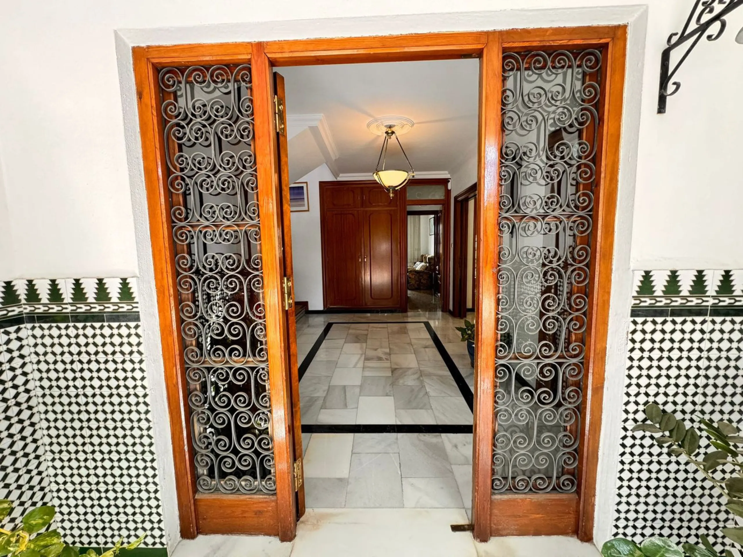 House - Detached Villa в продаже в Churriana, Málaga. В доме 6 спален и 5 ванных комнат. Площадь дома 590 м². Площадь участка 1460 м²