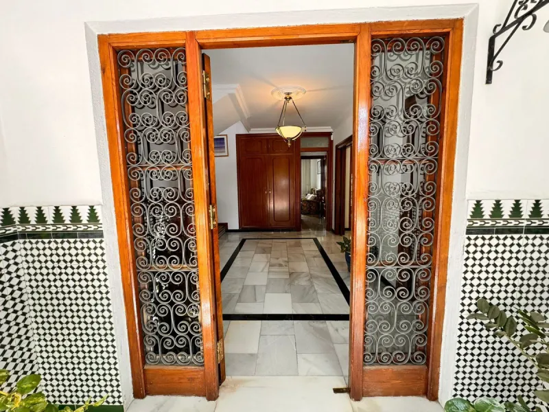 House - Detached Villa в продаже в Churriana, Málaga. В доме 6 спален и 5 ванных комнат. Площадь дома 590 м². Площадь участка 1460 м²