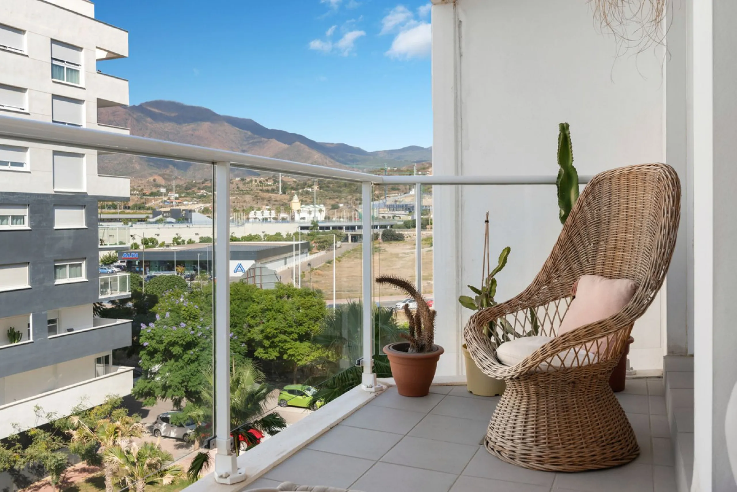 Spacious and bright apartment in the heart of Estepona