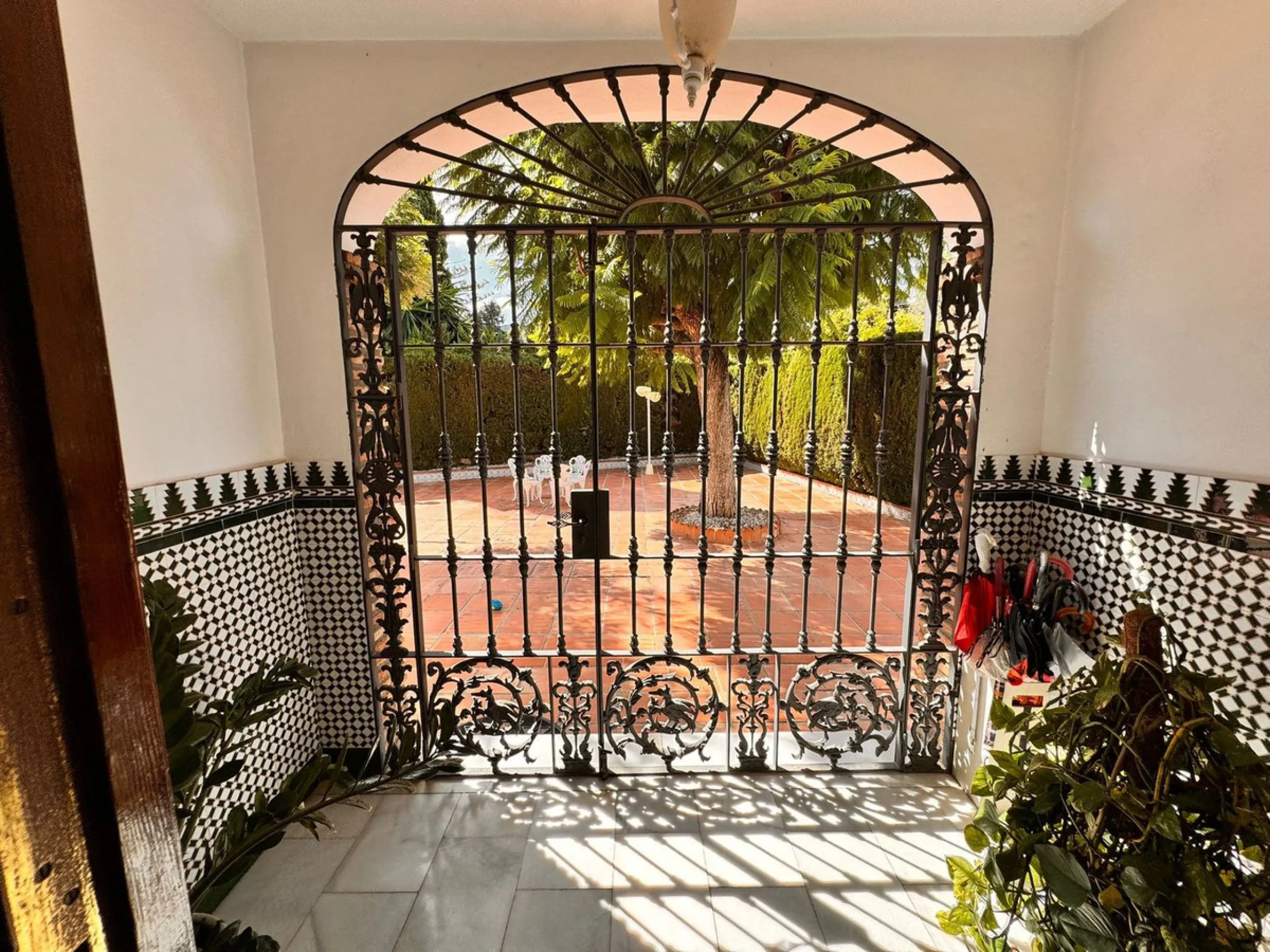 House - Detached Villa в продаже в Churriana, Málaga. В доме 6 спален и 5 ванных комнат. Площадь дома 590 м². Площадь участка 1460 м²