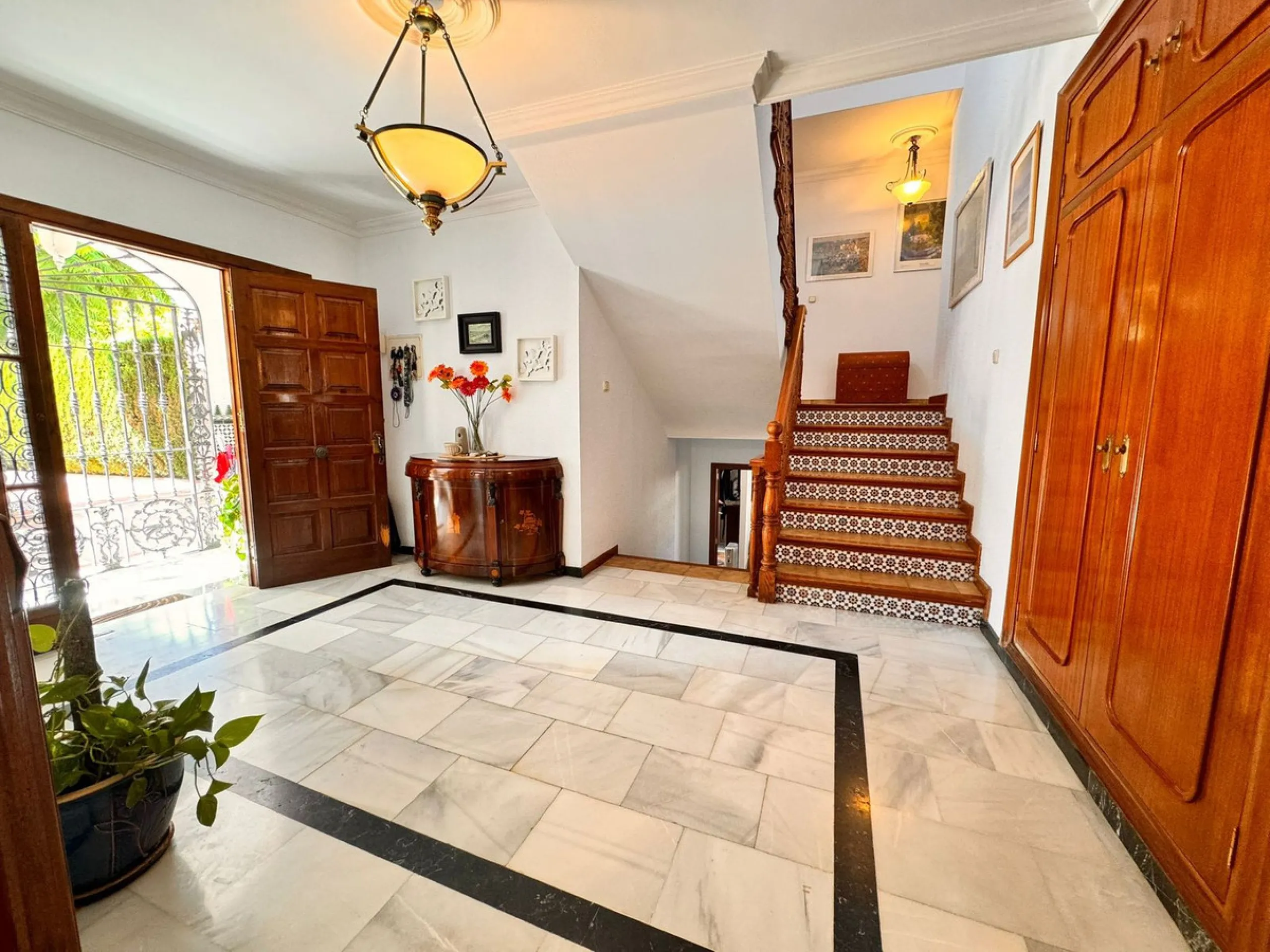 House - Detached Villa в продаже в Churriana, Málaga. В доме 6 спален и 5 ванных комнат. Площадь дома 590 м². Площадь участка 1460 м²