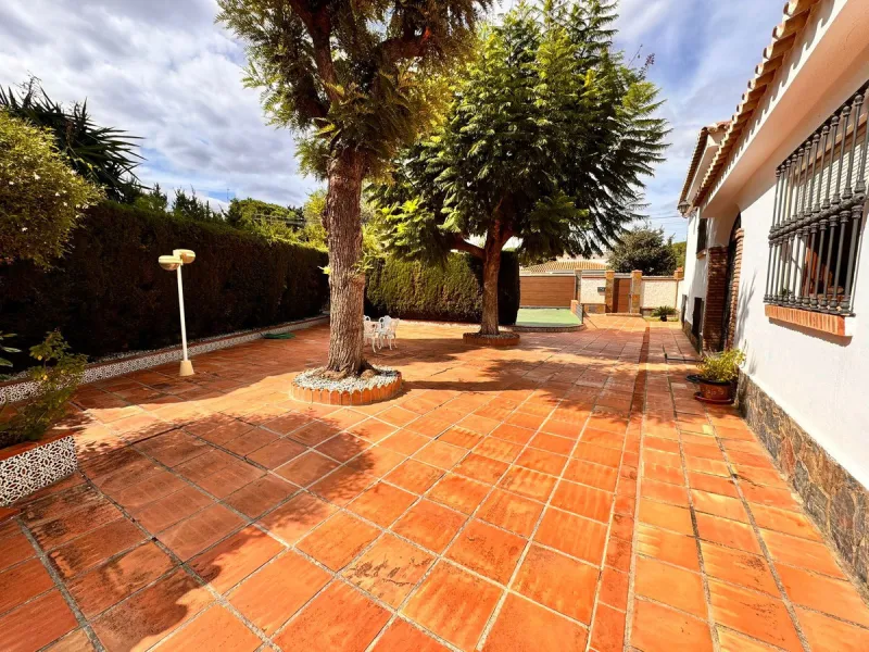 House - Detached Villa в продаже в Churriana, Málaga. В доме 6 спален и 5 ванных комнат. Площадь дома 590 м². Площадь участка 1460 м²
