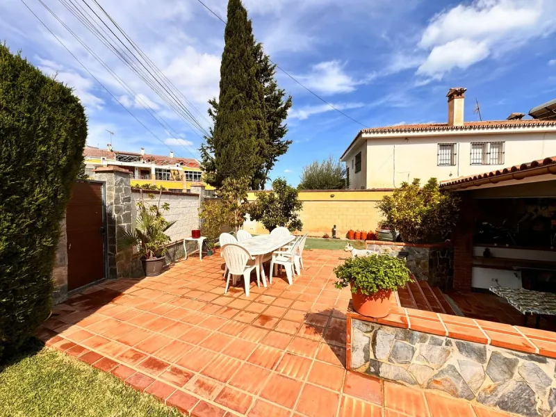 House - Detached Villa в продаже в Churriana, Málaga. В доме 6 спален и 5 ванных комнат. Площадь дома 590 м². Площадь участка 1460 м²