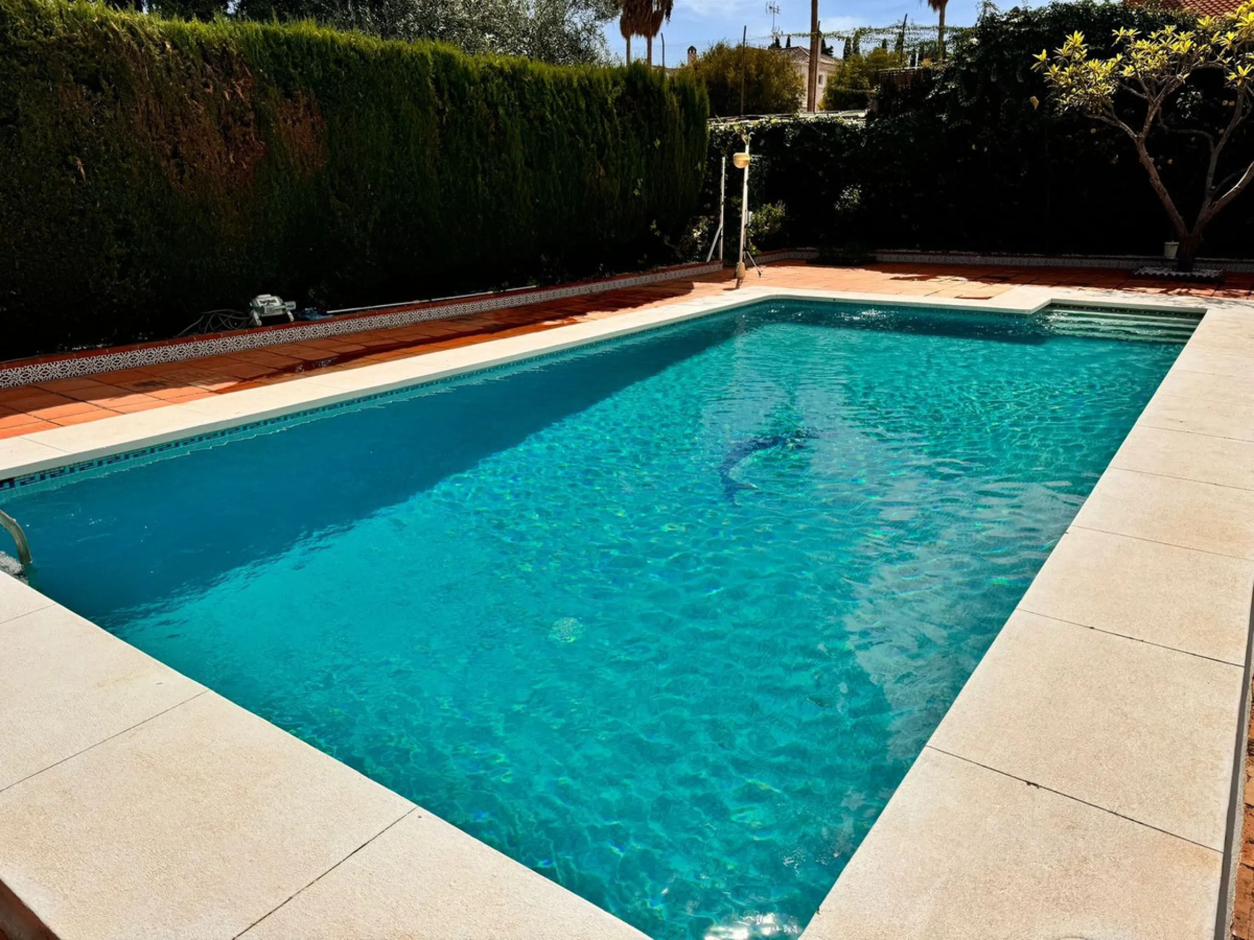 House - Detached Villa в продаже в Churriana, Málaga. В доме 6 спален и 5 ванных комнат. Площадь дома 590 м². Площадь участка 1460 м²
