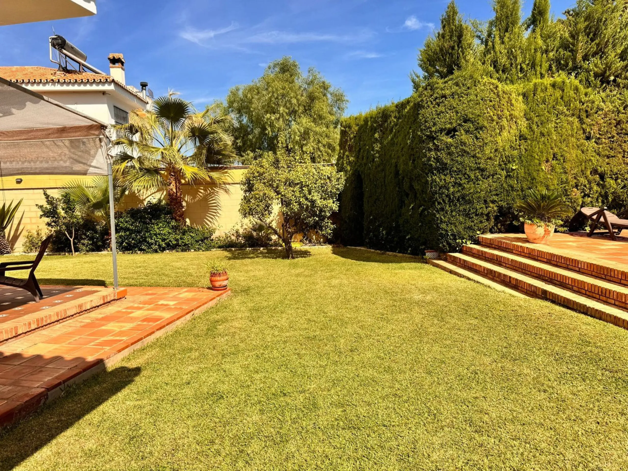House - Detached Villa в продаже в Churriana, Málaga. В доме 6 спален и 5 ванных комнат. Площадь дома 590 м². Площадь участка 1460 м²