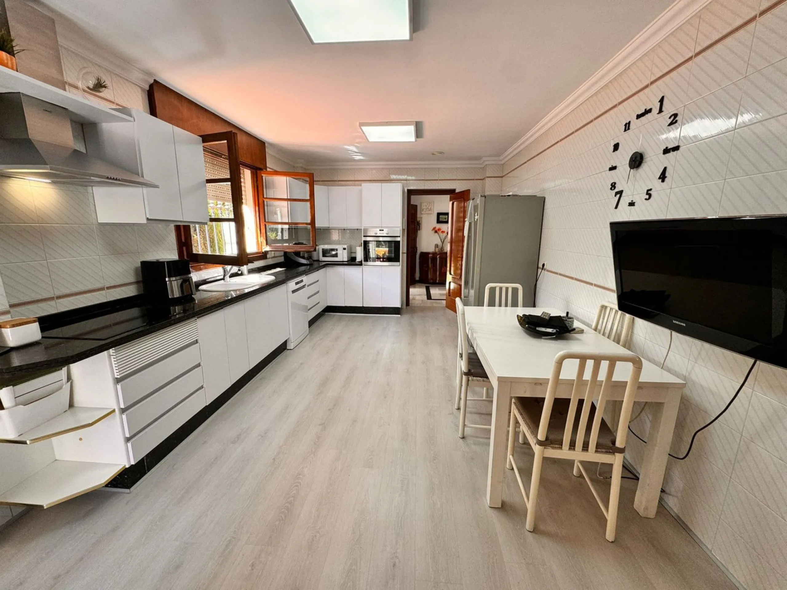 House - Detached Villa в продаже в Churriana, Málaga. В доме 6 спален и 5 ванных комнат. Площадь дома 590 м². Площадь участка 1460 м²