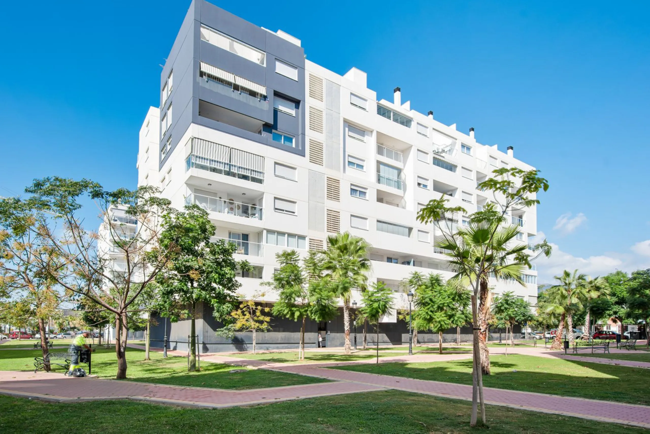 Spacious and bright apartment in the heart of Estepona