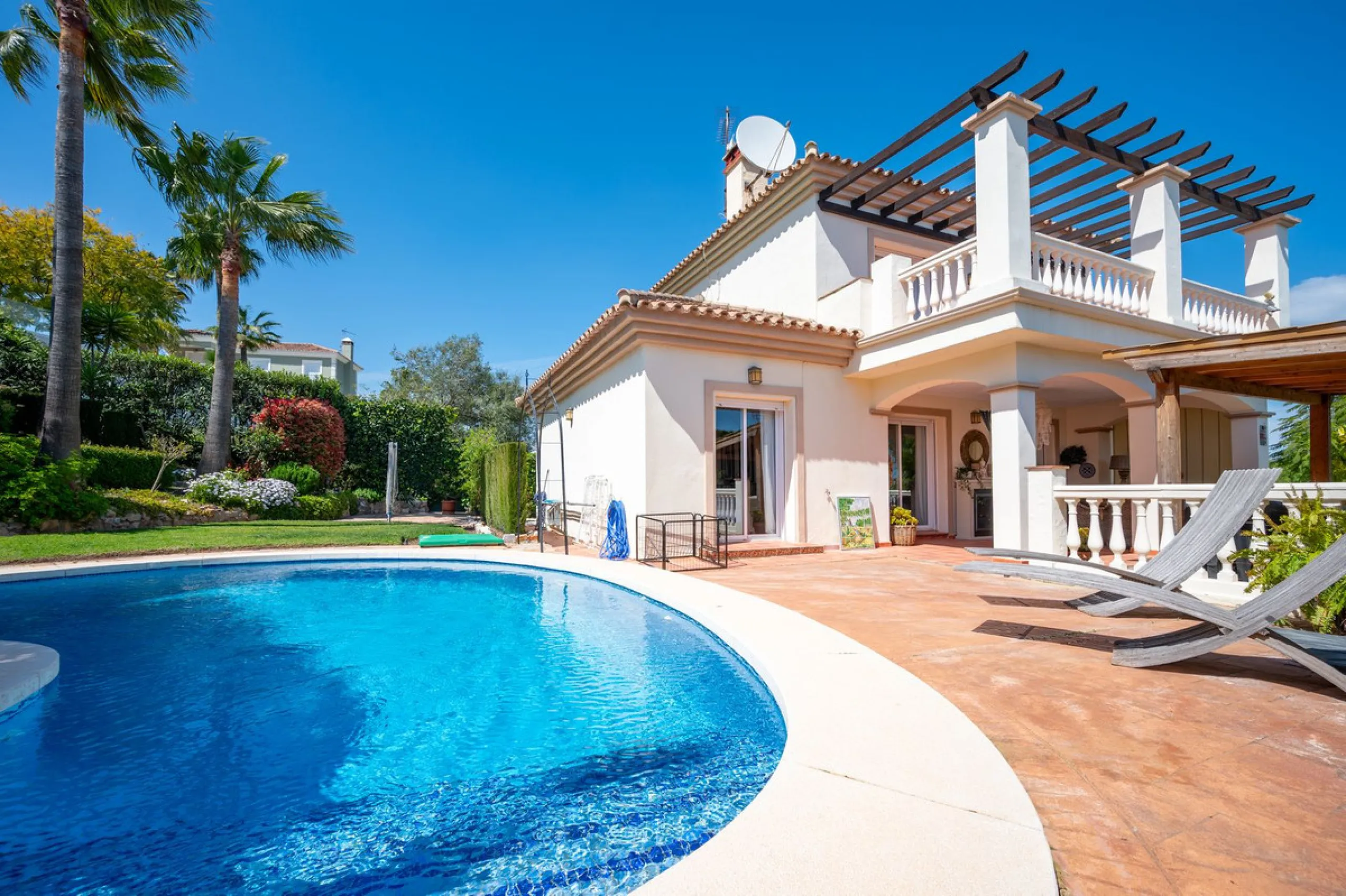 Beautiful detached villa in the outskirts of Coín set on a generous plot with a private pool and landscaped gardens, perfect for enjoying the Mediterranean lifestyle. Originally designed with 3 bedrooms, the property now offers 2 spacious bedrooms: one on