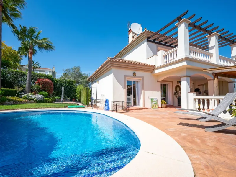 Beautiful detached villa in the outskirts of Coín set on a generous plot with a private pool and landscaped gardens, perfect for enjoying the Mediterranean lifestyle. Originally designed with 3 bedrooms, the property now offers 2 spacious bedrooms: one on