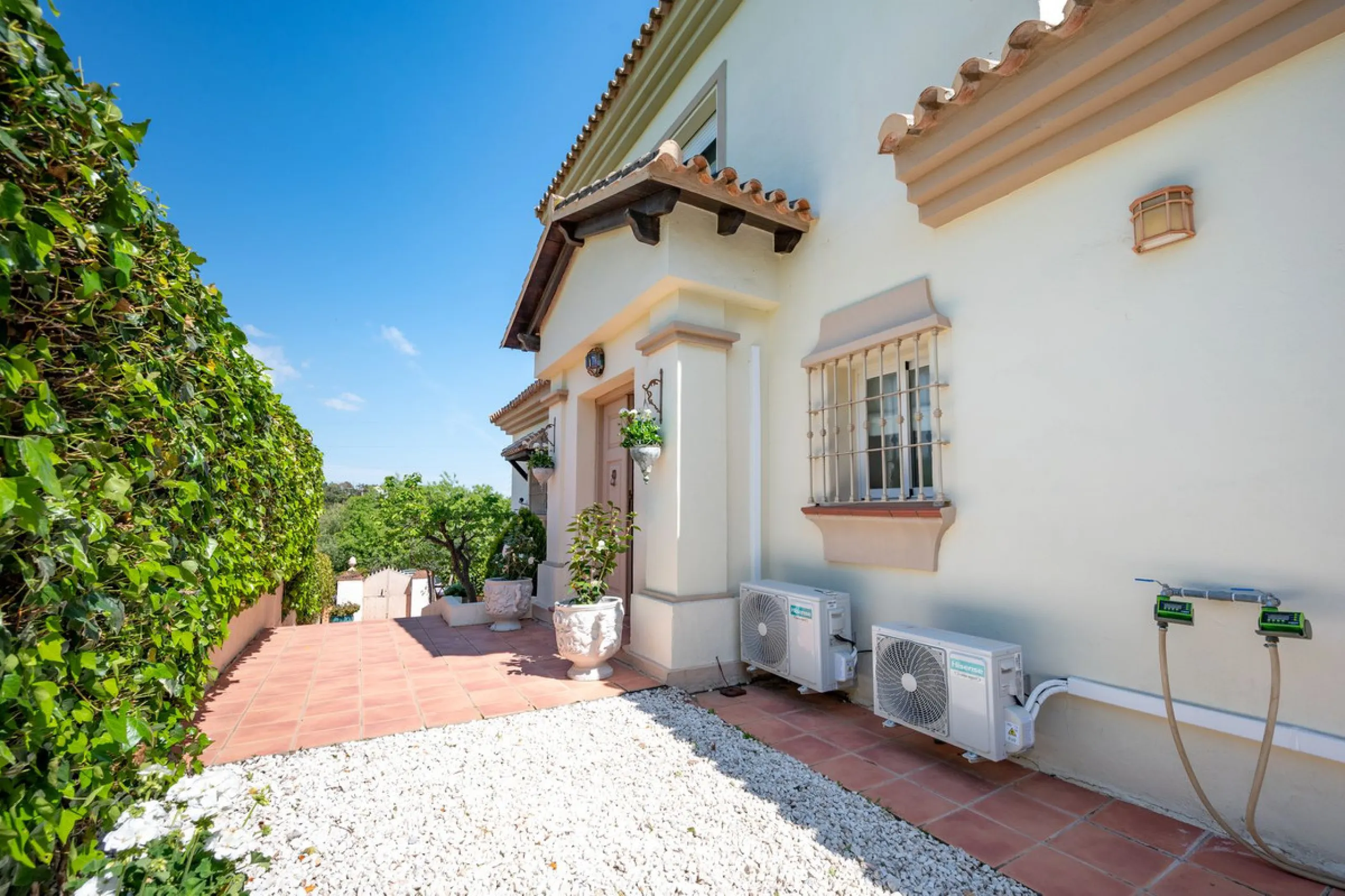 Beautiful detached villa in the outskirts of Coín set on a generous plot with a private pool and landscaped gardens, perfect for enjoying the Mediterranean lifestyle. Originally designed with 3 bedrooms, the property now offers 2 spacious bedrooms: one on