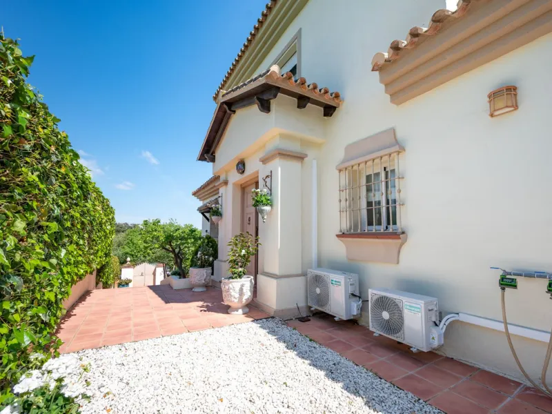 Beautiful detached villa in the outskirts of Coín set on a generous plot with a private pool and landscaped gardens, perfect for enjoying the Mediterranean lifestyle. Originally designed with 3 bedrooms, the property now offers 2 spacious bedrooms: one on