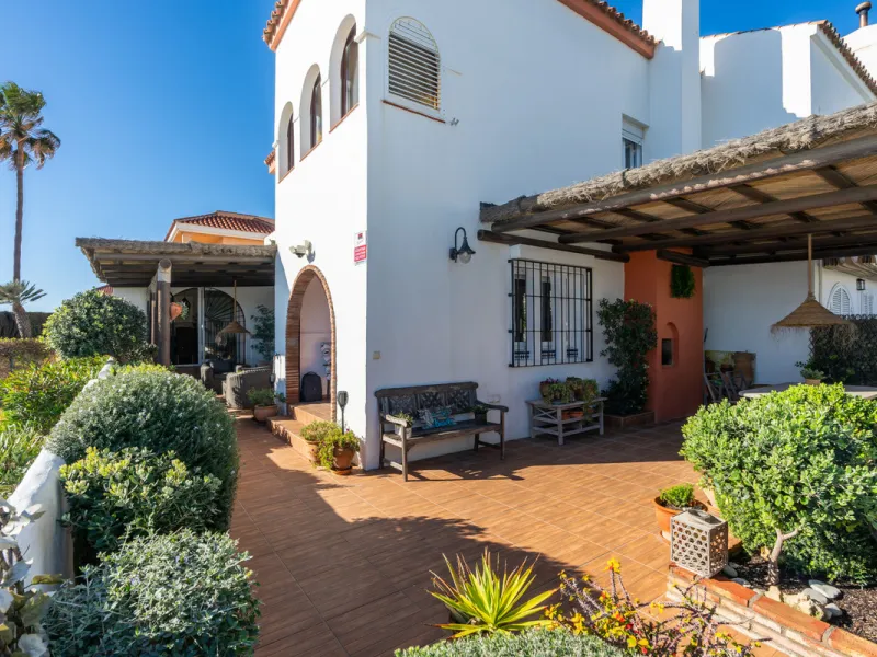 Strandnahes Stadthaus mit Meerblick bei San Luis de Sabinillas, Casares