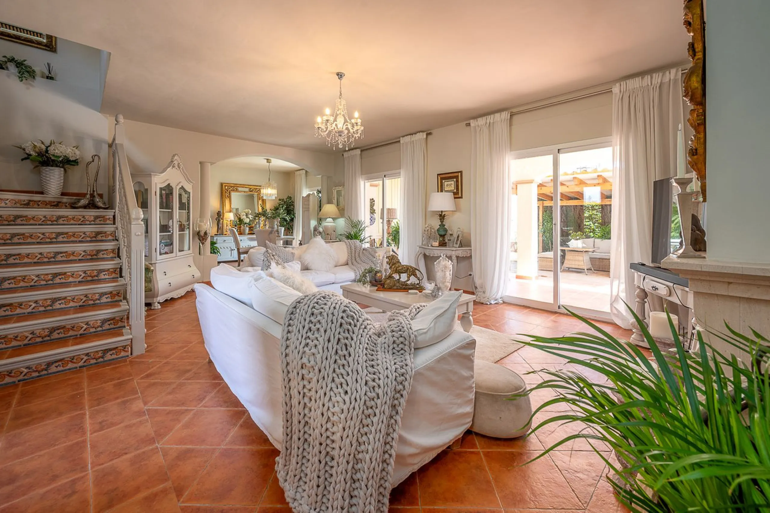 Beautiful detached villa in the outskirts of Coín set on a generous plot with a private pool and landscaped gardens, perfect for enjoying the Mediterranean lifestyle. Originally designed with 3 bedrooms, the property now offers 2 spacious bedrooms: one on