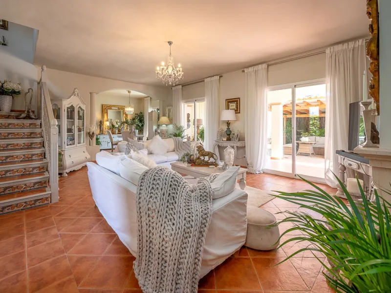 Beautiful detached villa in the outskirts of Coín set on a generous plot with a private pool and landscaped gardens, perfect for enjoying the Mediterranean lifestyle. Originally designed with 3 bedrooms, the property now offers 2 spacious bedrooms: one on