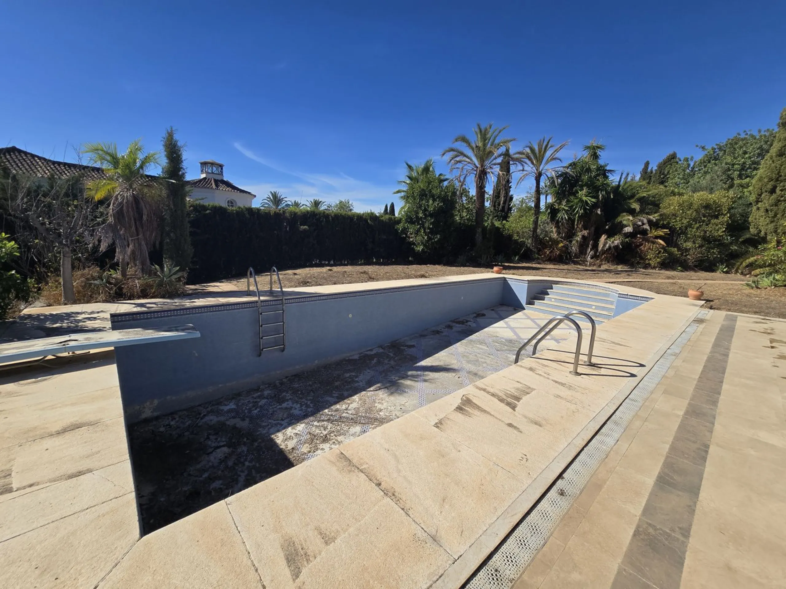 Excellent opportunity - Reform project and villa situated in Marbella Hill Club - 4.000m2 plot
