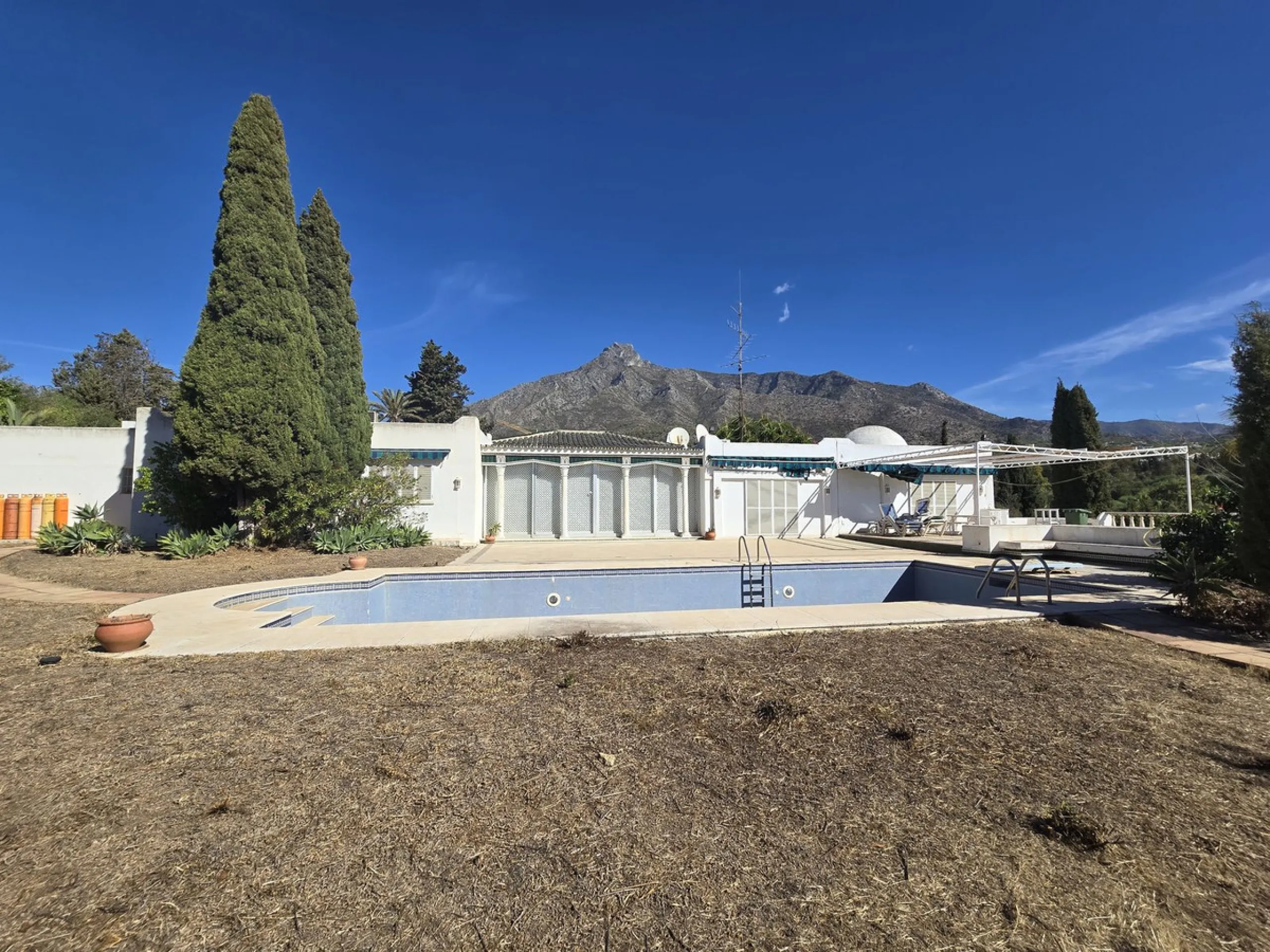 Excellent opportunity - Reform project and villa situated in Marbella Hill Club - 4.000m2 plot