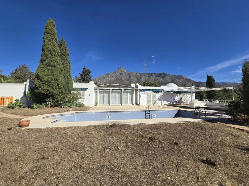 Excellent opportunity - Reform project and villa situated in Marbella Hill Club - 4.000m2 plot