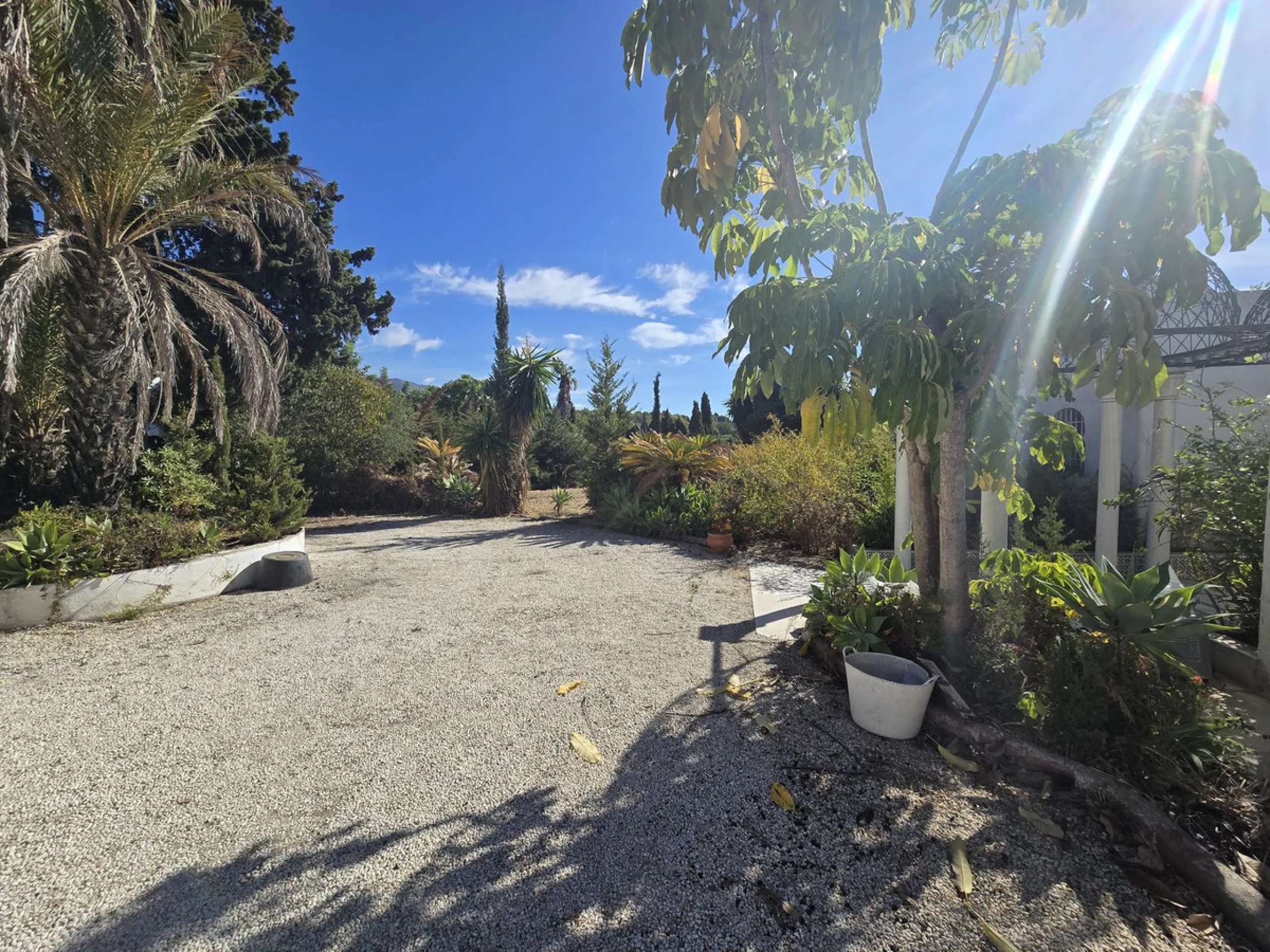 Excellent opportunity - Reform project and villa situated in Marbella Hill Club - 4.000m2 plot